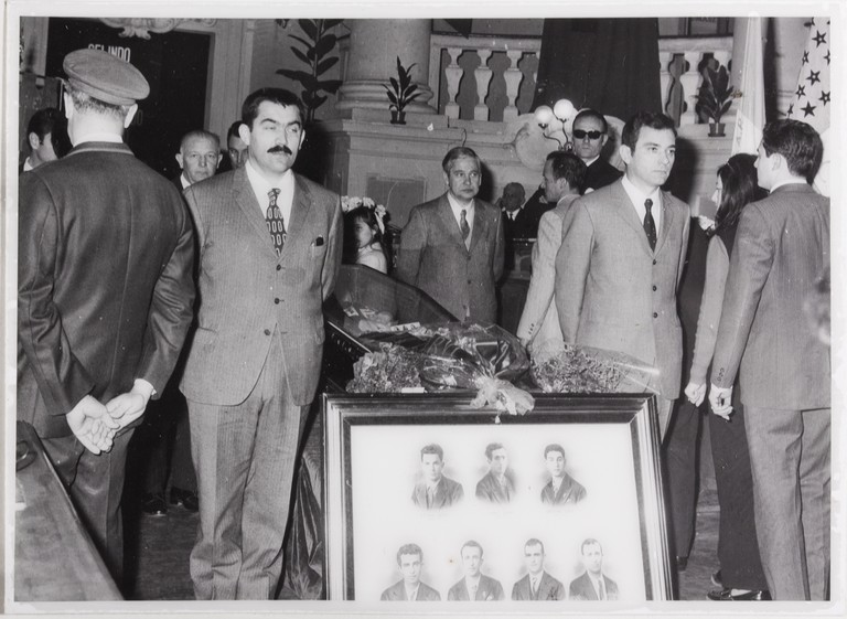 Gattatico-Reggio Emilia, 27-30 marzo 1970, Funerali di Alcide Cervi, camera ardente di Alcide nella Sala del Tricolore di Reggio Emilia, picchetto d'onore